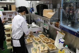 店内調理により日本食メニューの総菜が店頭に並ぶ