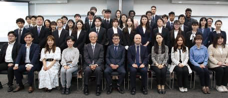 New students and graduates with Executive Director Hiroshi Tsukiizumi (front row, center), Secretary General Shoji Wada (front row, center left), and Selection Committee member Tetsuro Baba (front row, center right)