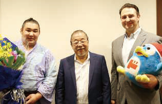 Oshoma Seki and Naruto Oyakata, alumni of the Yasuda Scholarship Foundation from Mongolia, visited the Foundation